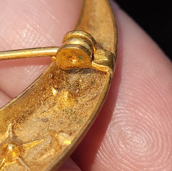 Vintage Gilded Crescent Moon Brooch - Picture 3 of 8